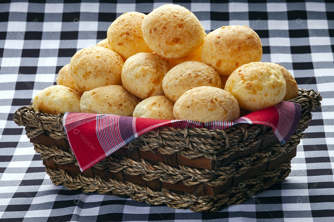 Cestas rústica com muitos pães de queijo