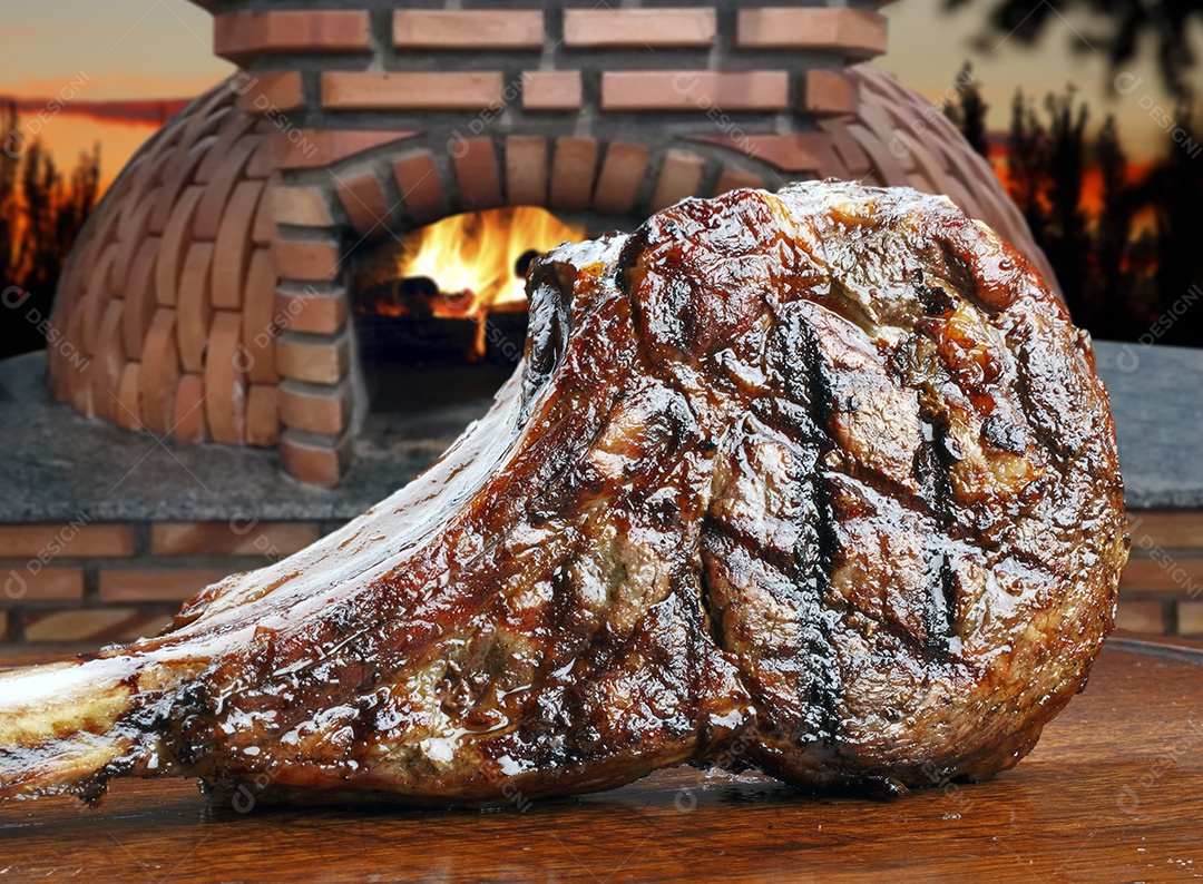 Costela de carne assado sobre tábua de madeira
