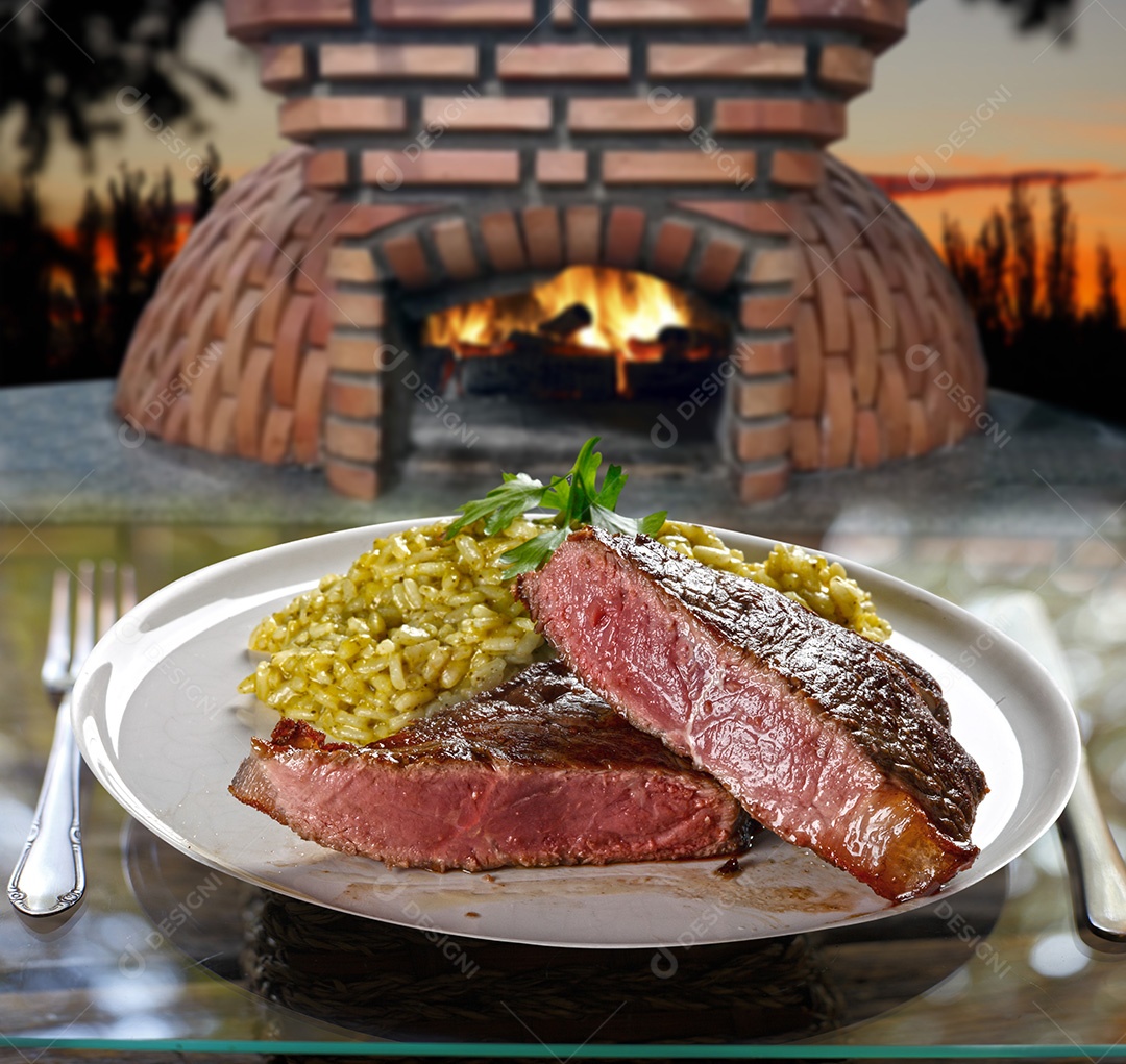 Pedaço de carne assado com risoto