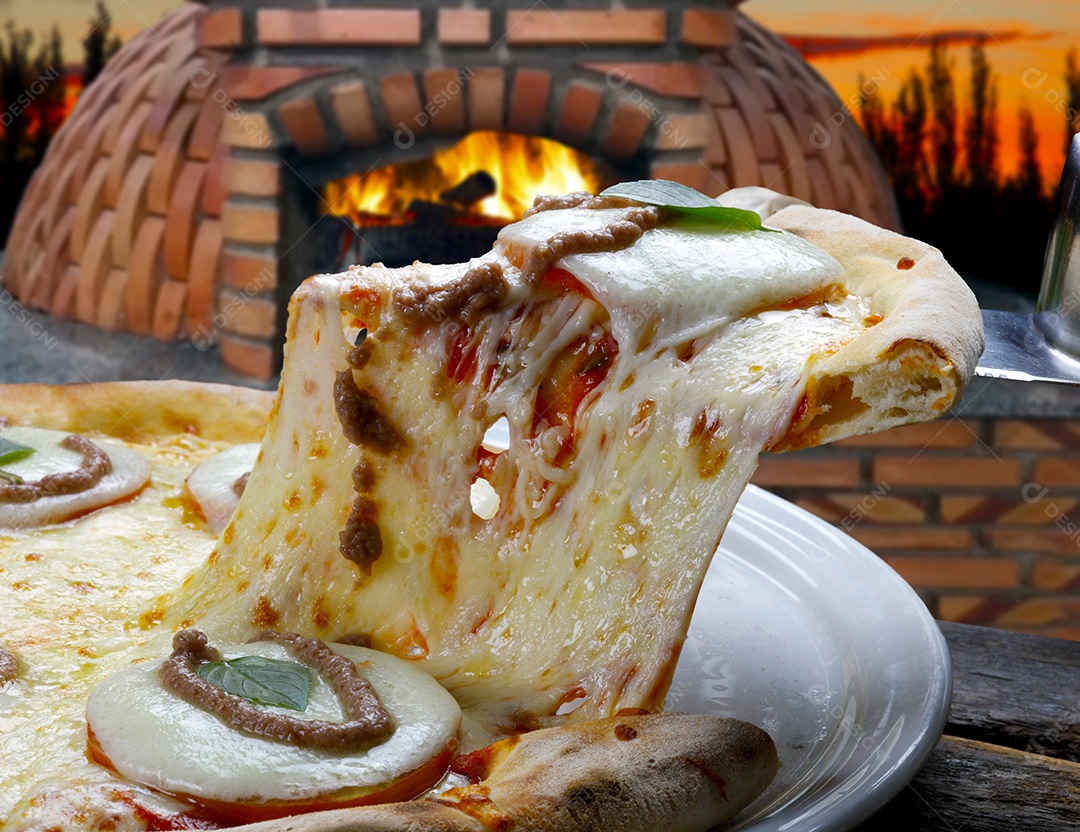 Fatia de pizza quente com queijo derretido com forno a lenha ao fundo