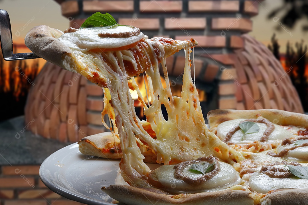 Fatia de pizza quente com queijo derretido com forno a lenha ao fundo