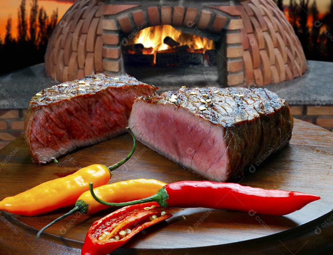 Pedaços de churracos delicioso com pimentas