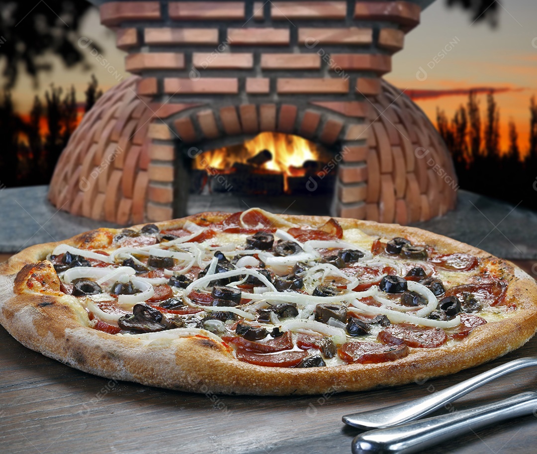 Deliciosa pizza assada sobre mesa de madeira