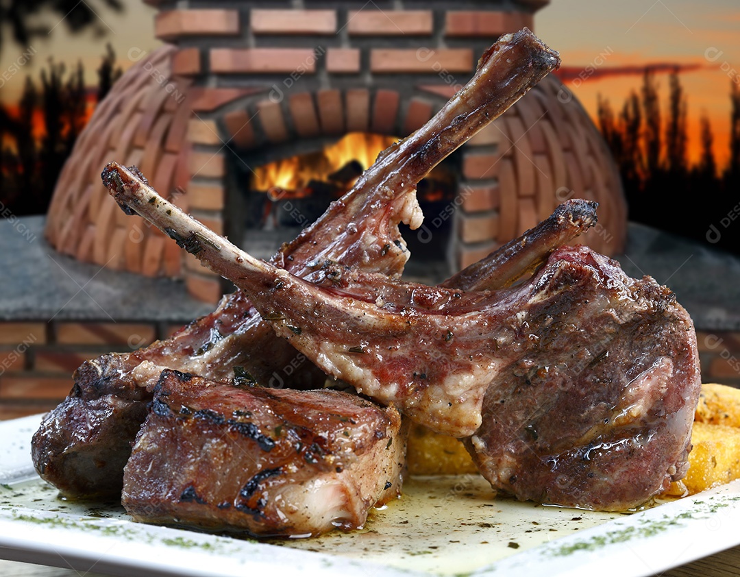 Costeleta de cordeiro assada sobre mesa de madeira