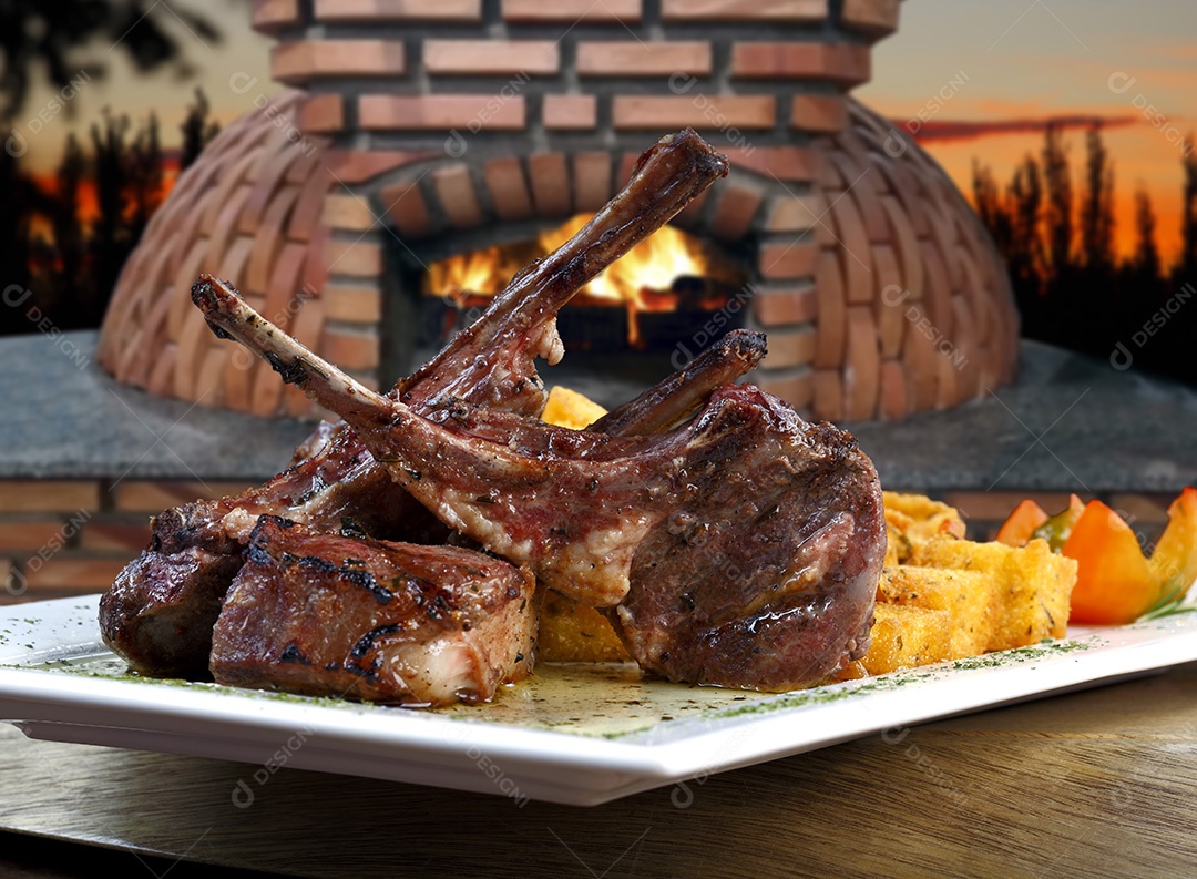 Costeleta de cordeiro assada sobre mesa de madeira