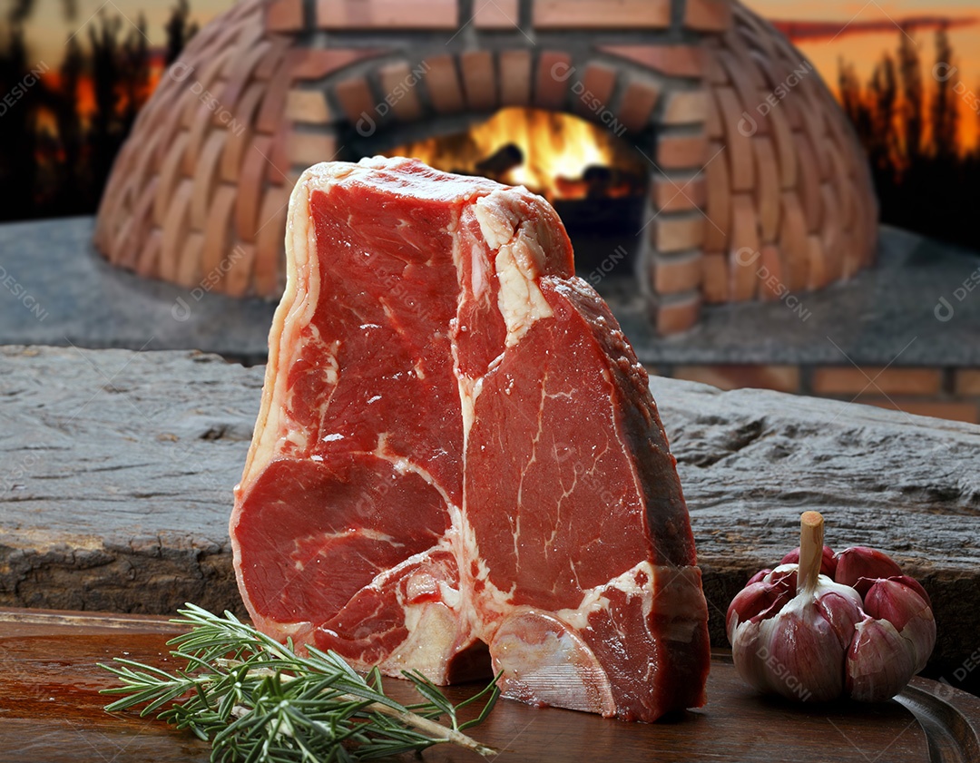 Filé de carne crua conceito churrasco brasileiro sobre mesa de madeira