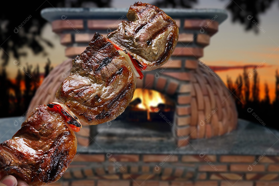 Picanha no espeto ao fundo de um forno