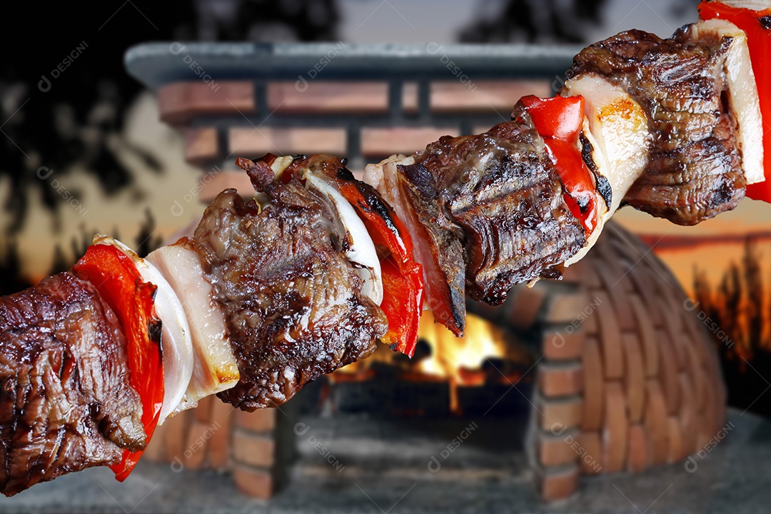 Espetinho de carne com legumes sobre fundo de forno desfocdo