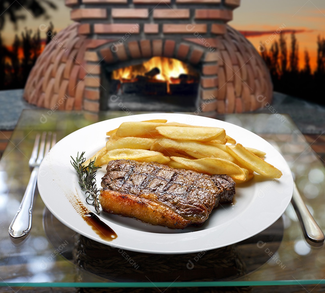 Bife assado com batatas fritas