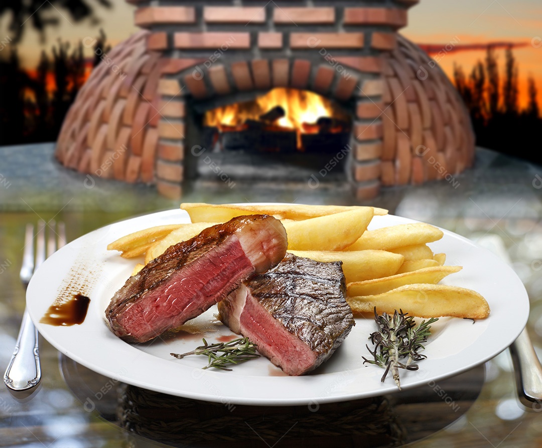 Bife delicioso com batatas fritas