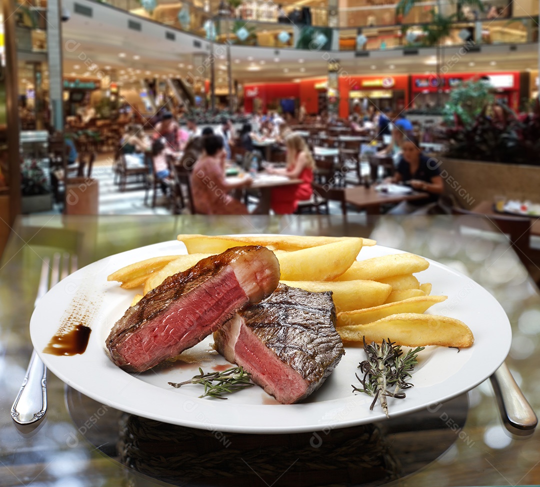 Prato com deliciosa carne assada e batatas fritas