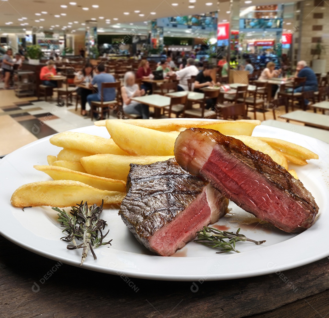 Prato com deliciosa carne assada e batatas fritas