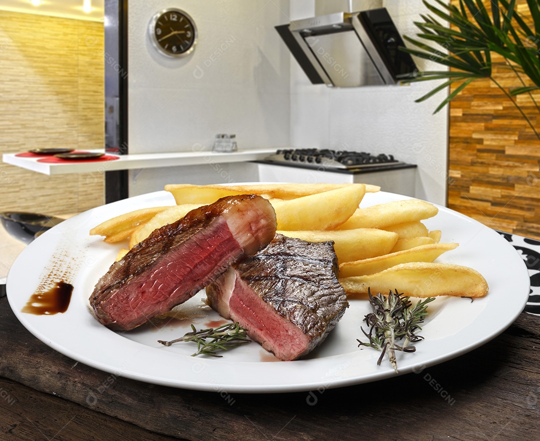 Bife assado com batatas fritas