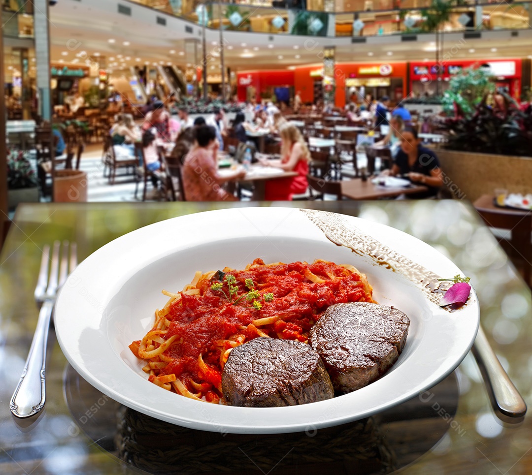 Delicioso prato de bife com macarrão