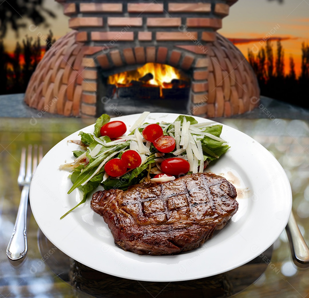 Bife assado com salada e tomates cerejas