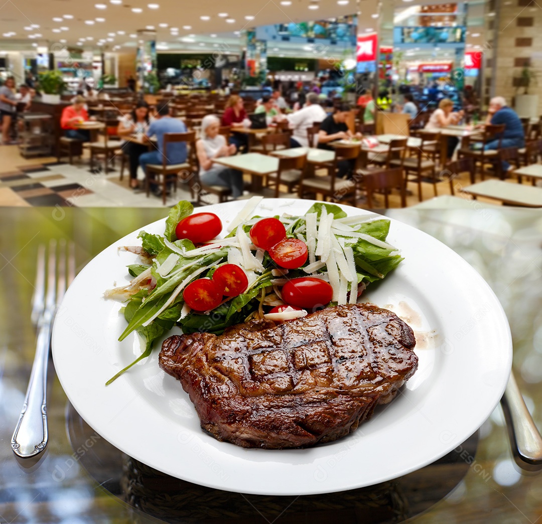 Bife assado com salada e tomates cerejas
