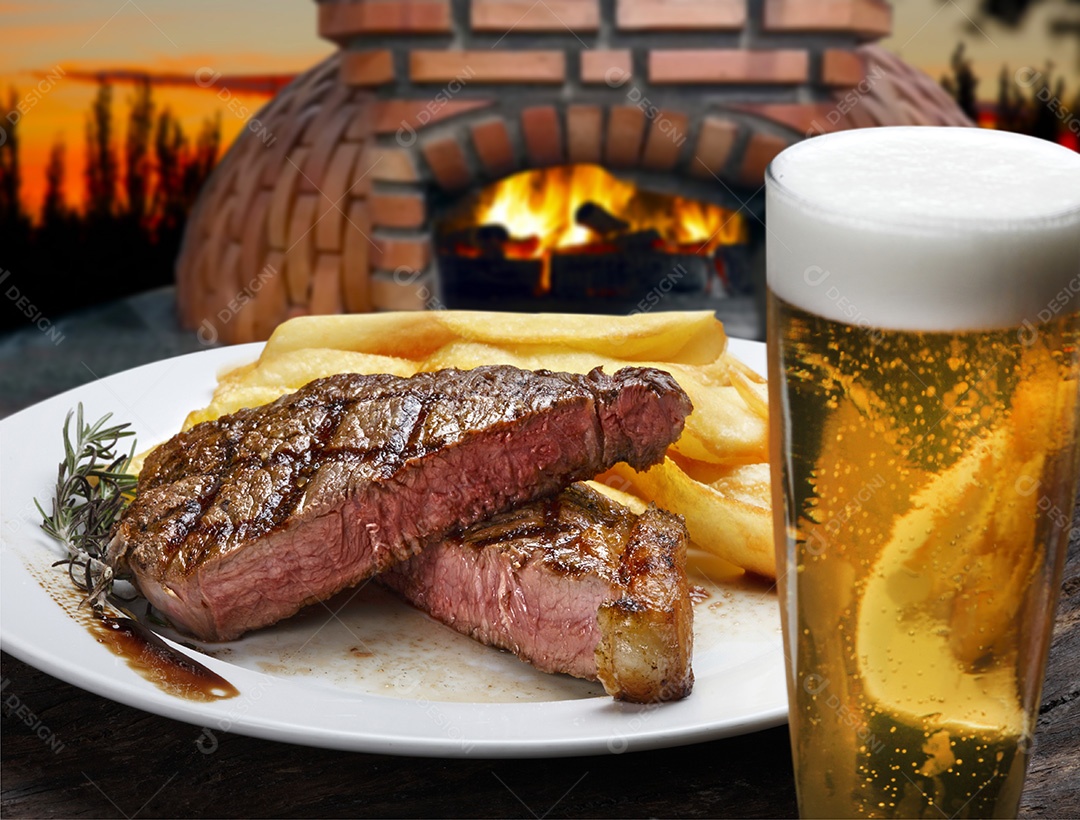 Bife assado com batatas fritas e copo de cerveja