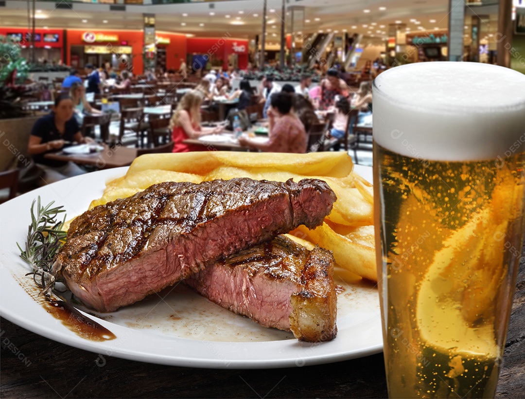 Pedaço de bife assado com batatas e cerveja