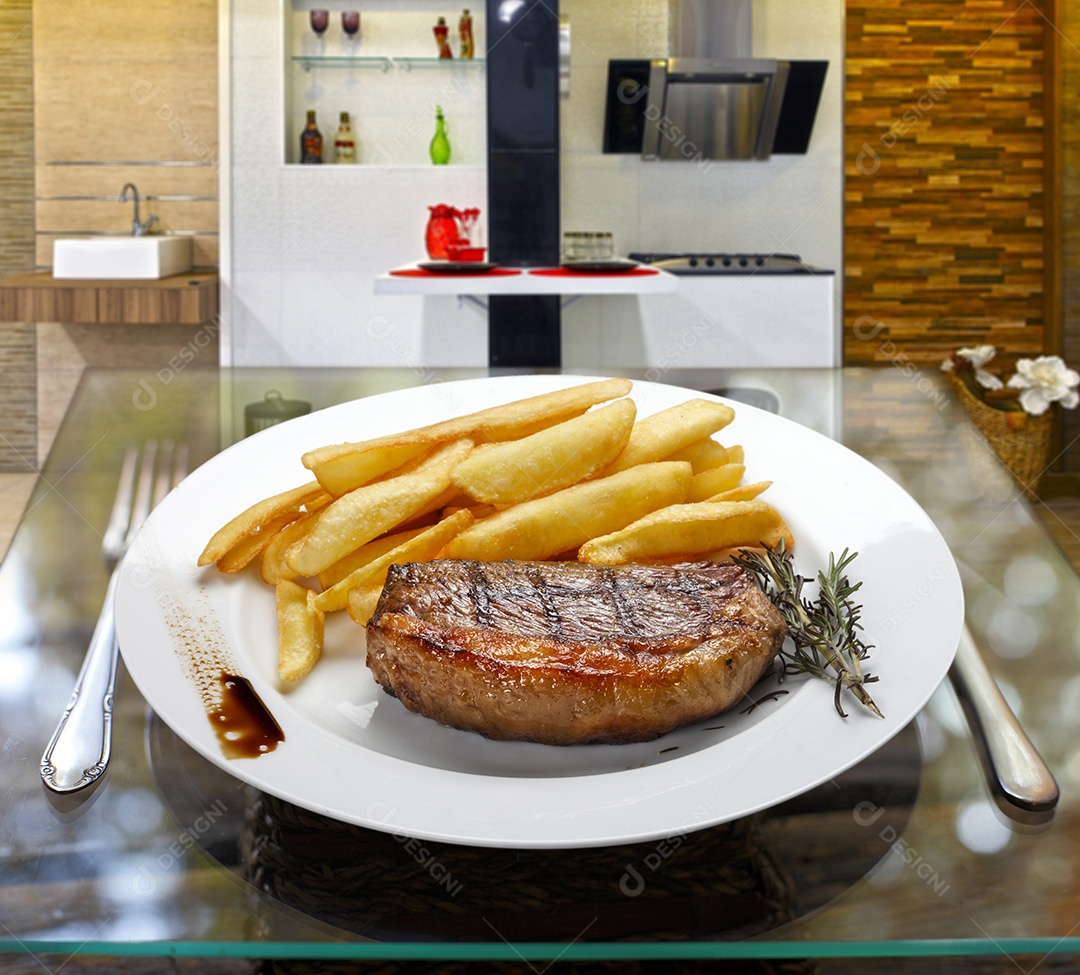 Bife de cjhurrasco com batatas fritas