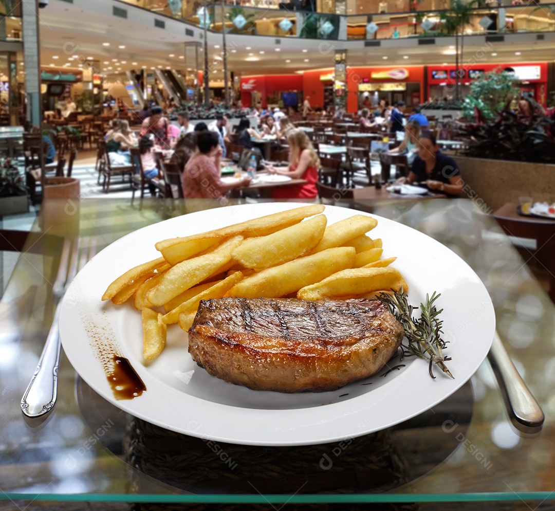 Bife de churrasco com batatas fritas