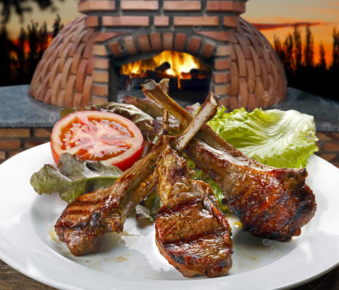 Costela de cordeiro assada com salada