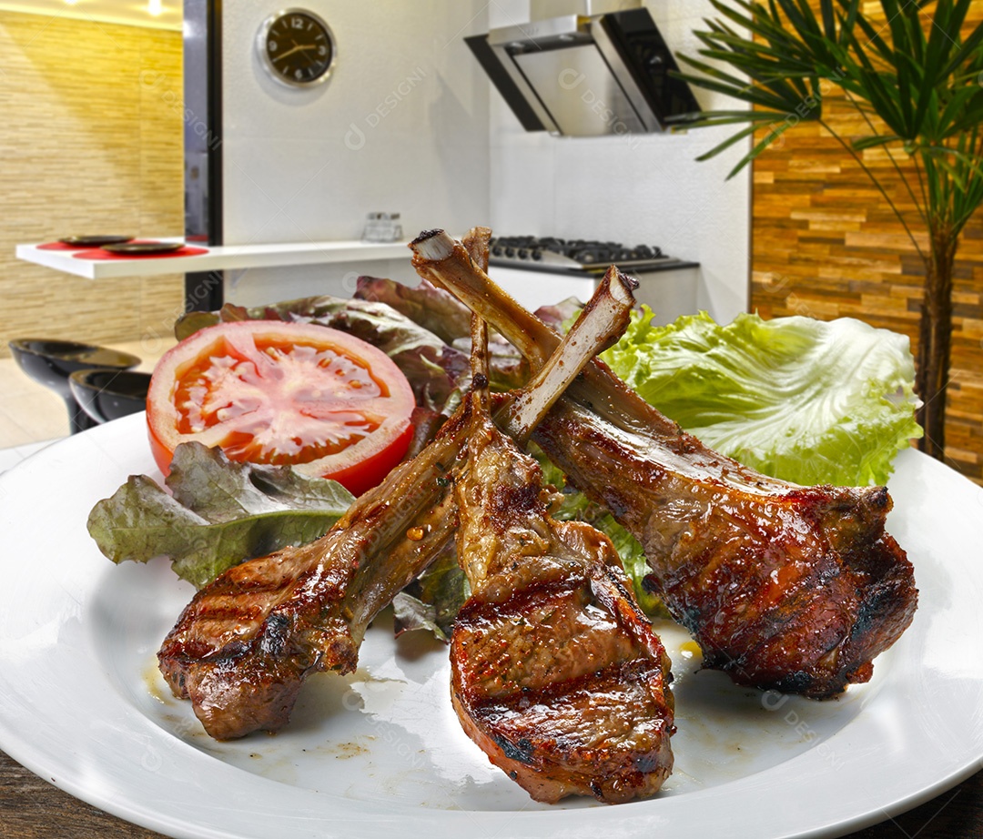 Costela de cordeiro assada com salada