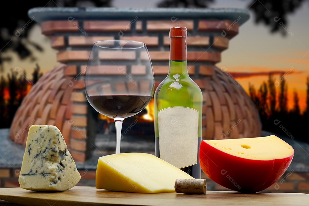 Queijo e vinho sobre uma mesa de madeira