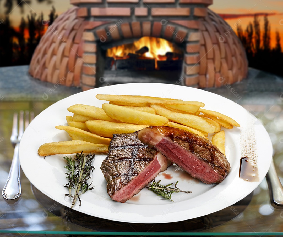 Bife de carne assado com batatas