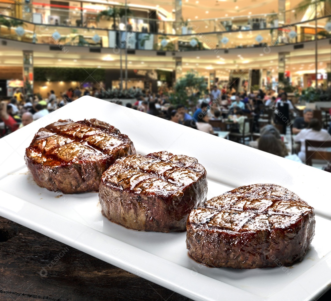 Três bifes assados ​​na grelha