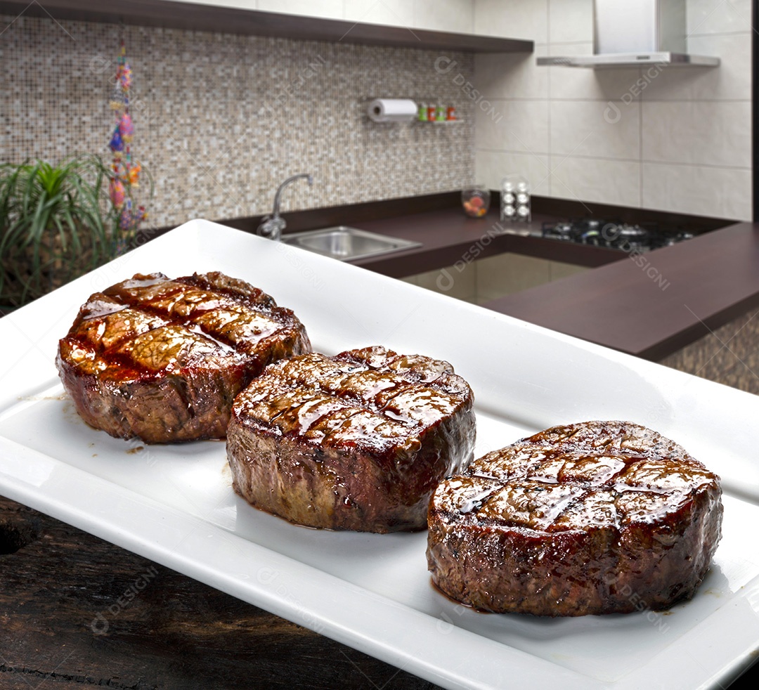 Três bifes assados ​​na grelha