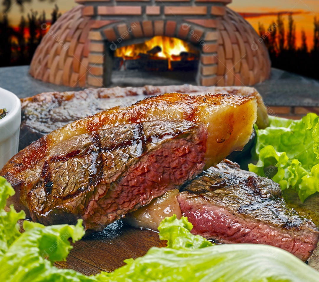 Pedaços de picanha assados com alfaces