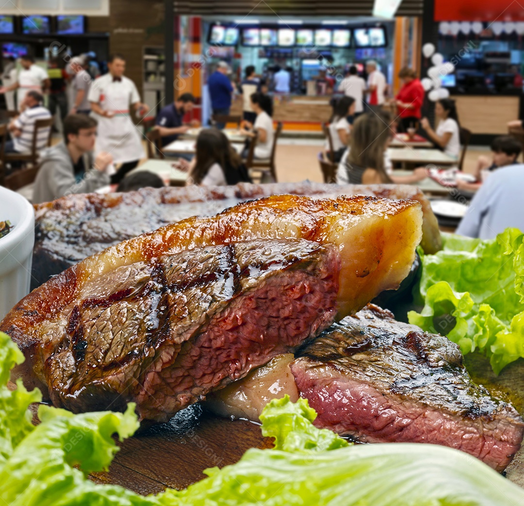 Pedaços de picanha assados com alfaces