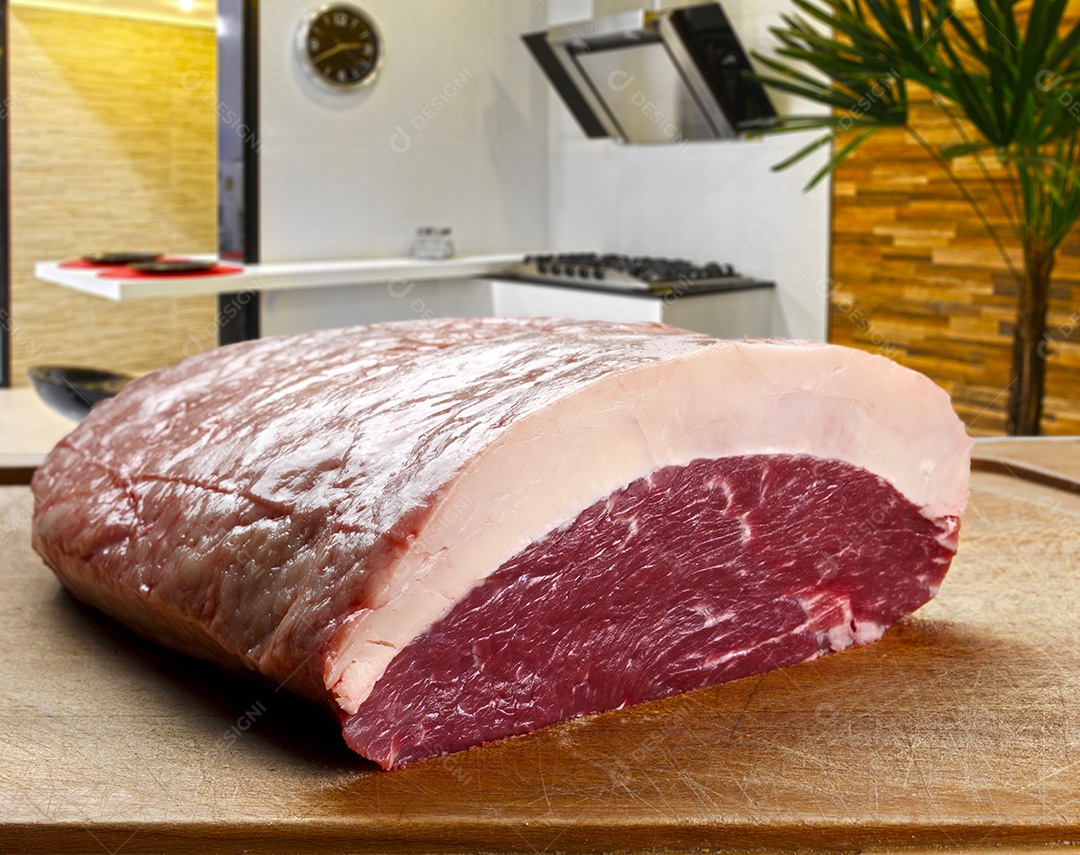 Pedaço de carne crua picanha sobre tábua de madeira