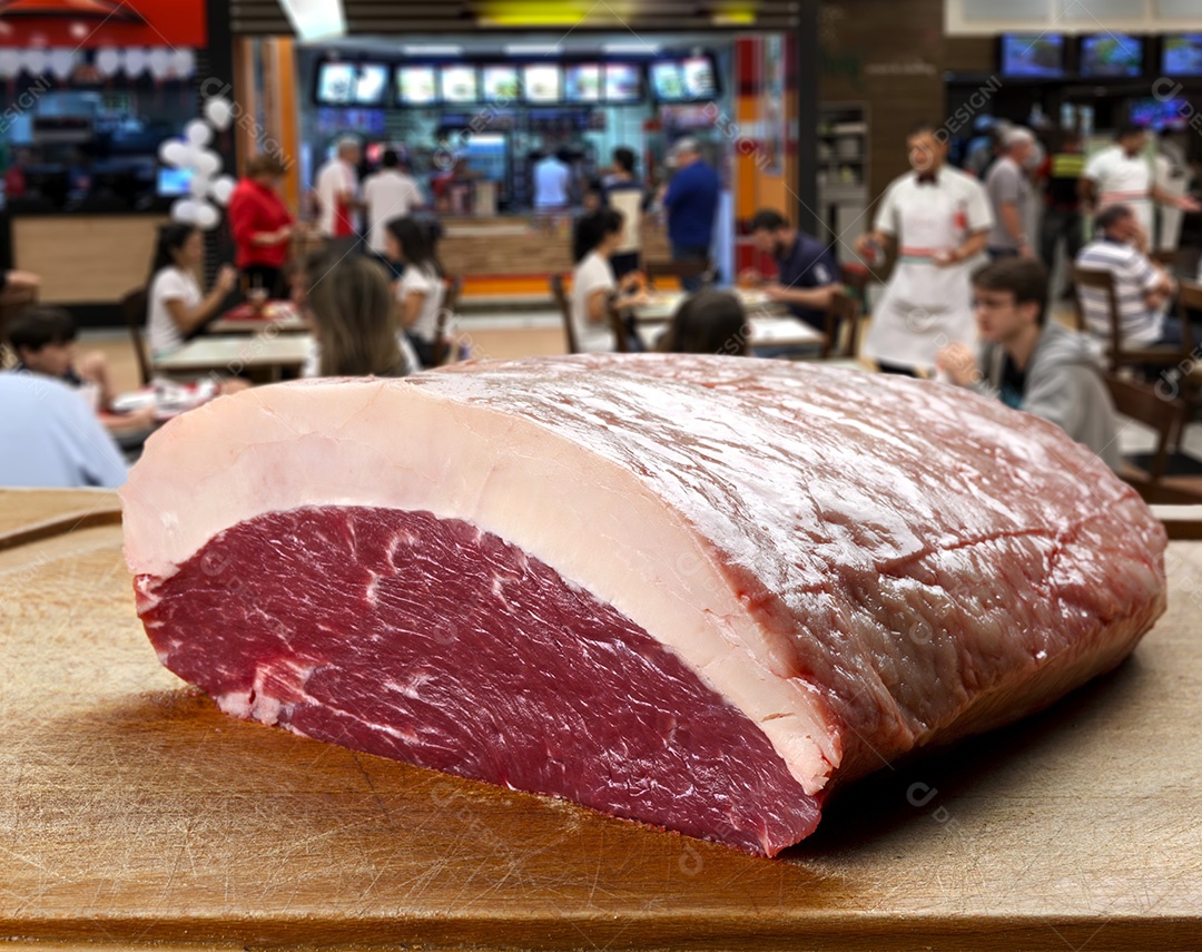 Pedaço de carne crua picanha sobre tábua de madeira