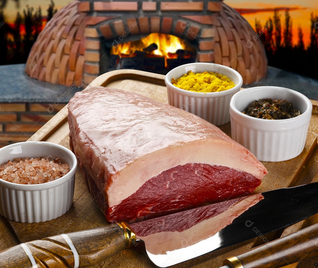 Picanha crua fatiada sobre tábua com temperos