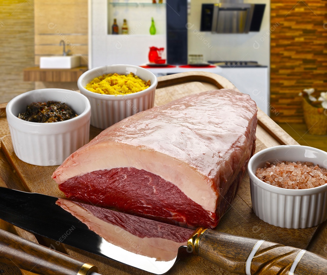 Peça de picanha crua com temperos sobre tábua de madeira