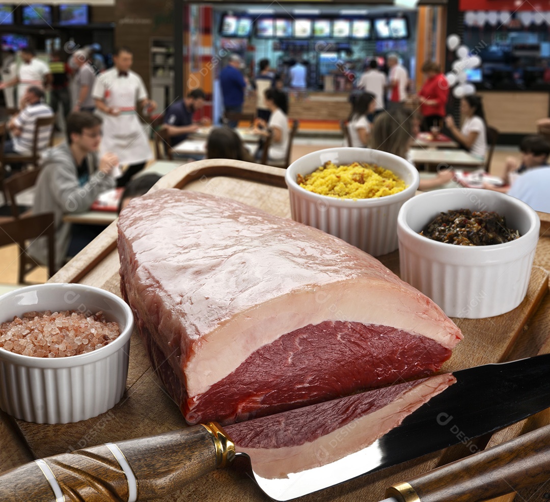 Picanha fatiada com temperos sobre uma tábua de madeira