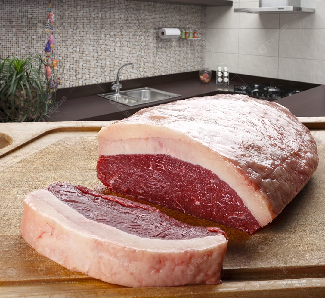 Peça de picanha sobre tábua de madeira