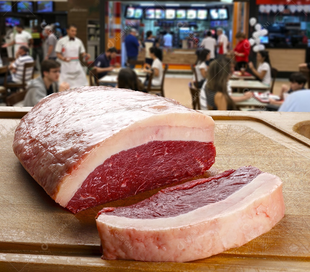 Peça de picanha crua sobre tábua de madeira