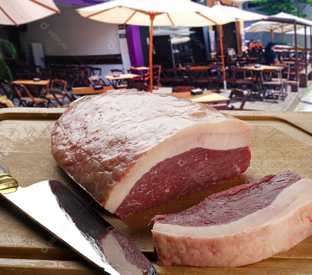 Peça de picanha crua sobre tábua