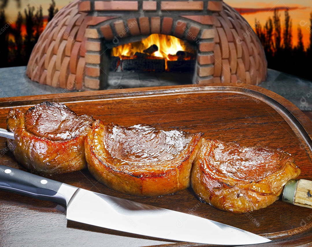 Tábua de madeira ccom espeto de picanha assado