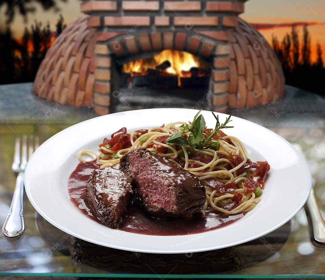 Delicioso bife ao molho com macarrão