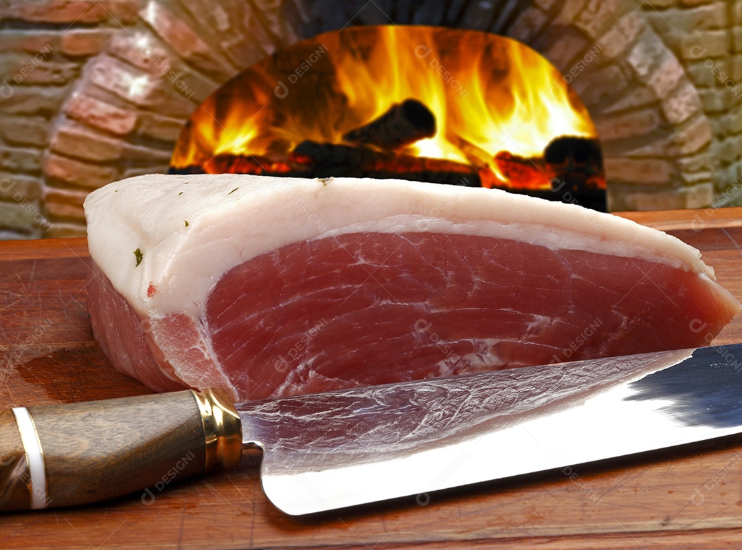 Carne crua sobre uma tábua de madeira