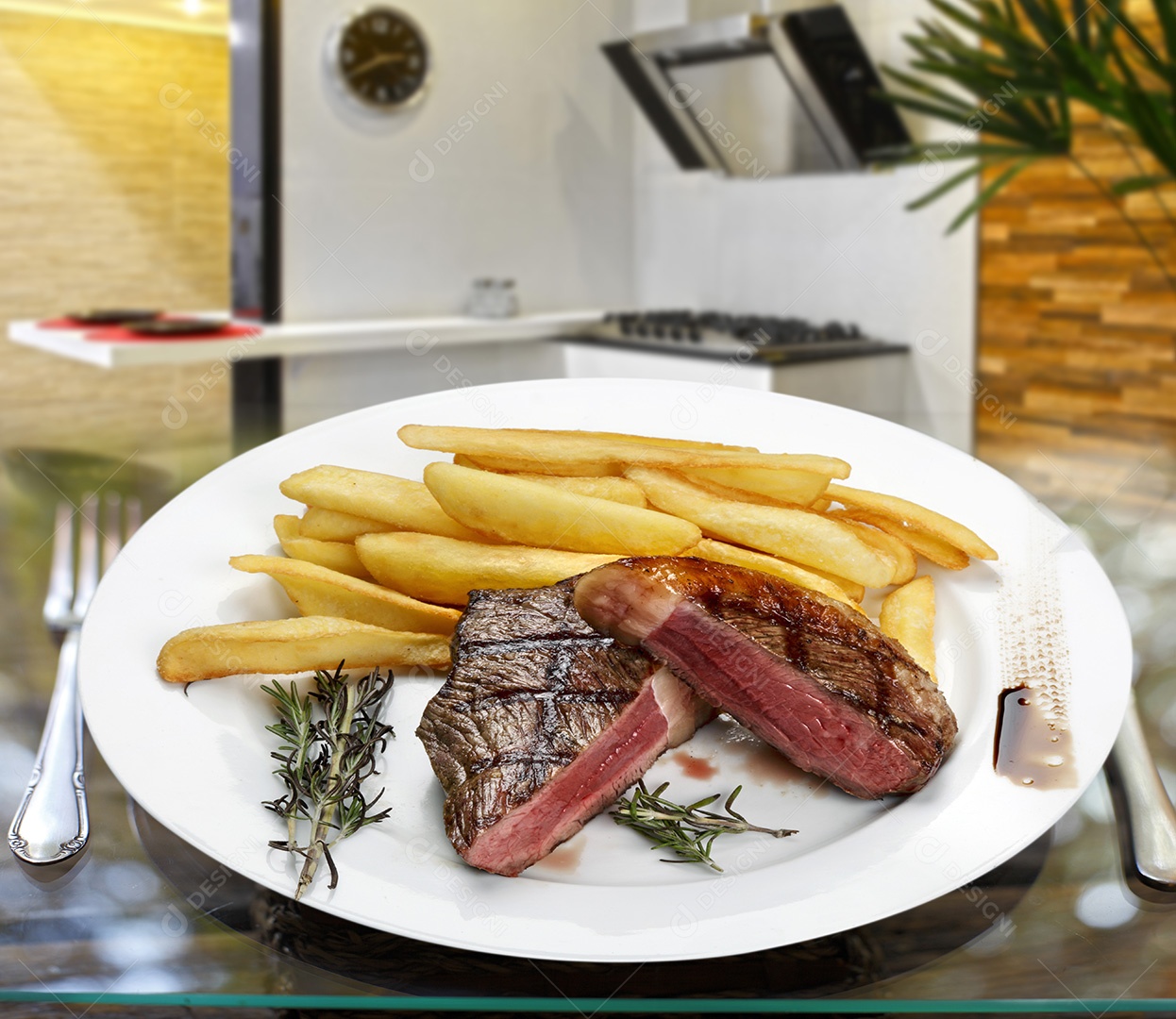 Picanha assada fatiada com batatas fritas