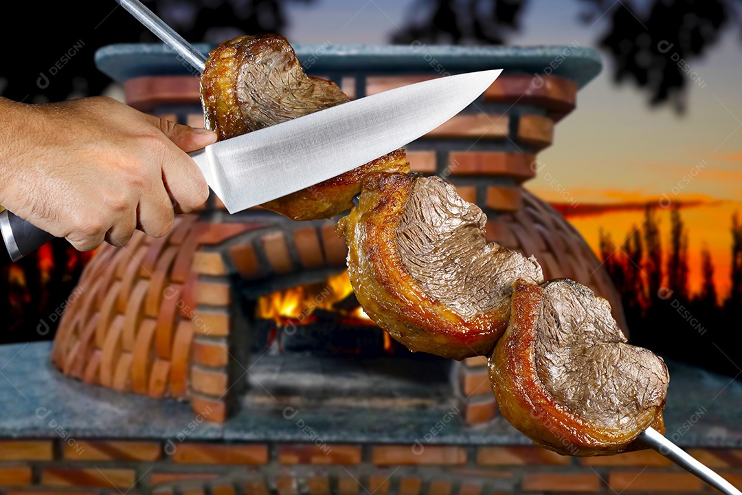 Picanha assado mão cortando