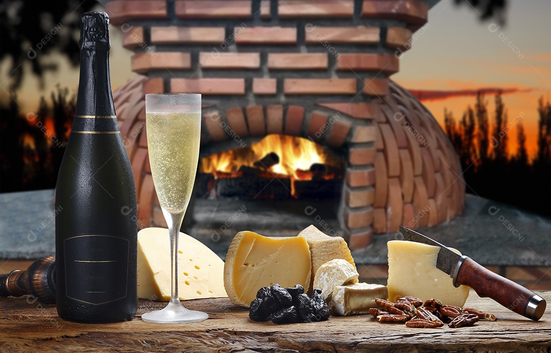 Garrafa de champanhe com peticos de queijo para degustação