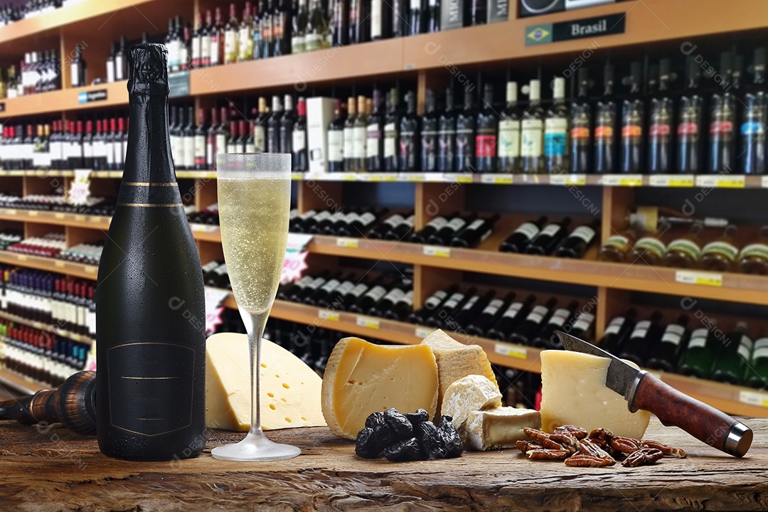 Garrafa de champanhe com peticos de queijo para degustação