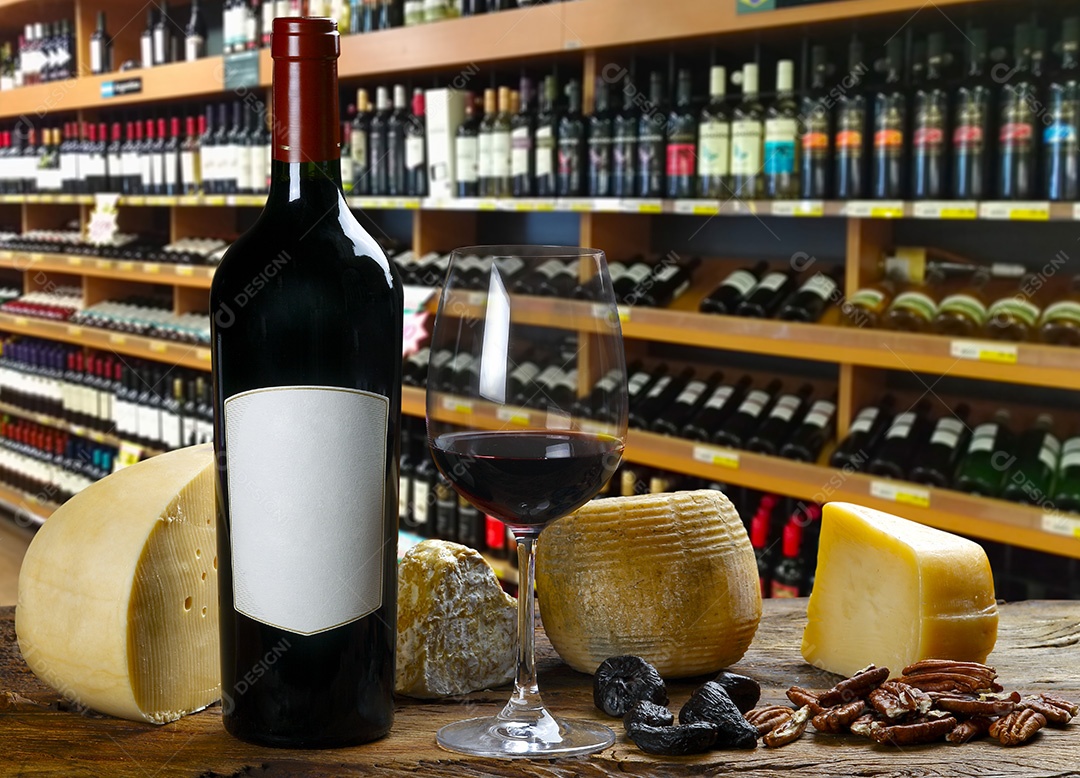 Garrafa e taça de vinho e queijos