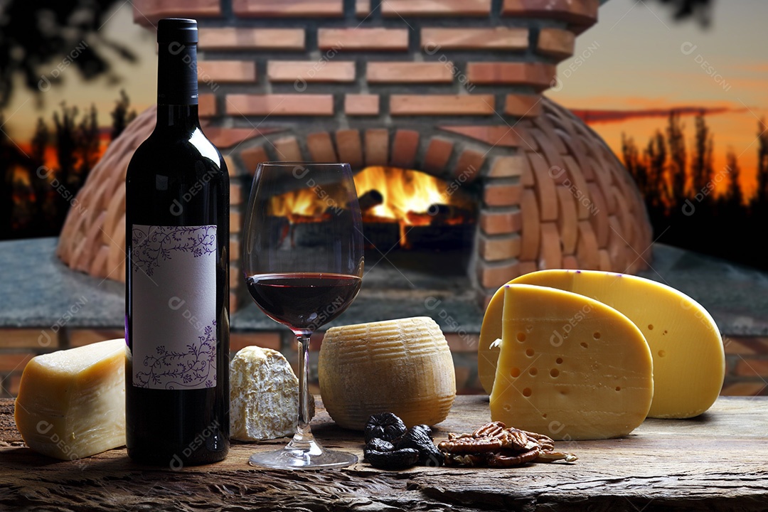 Garrafa de vinho com queijos sobre a mesa