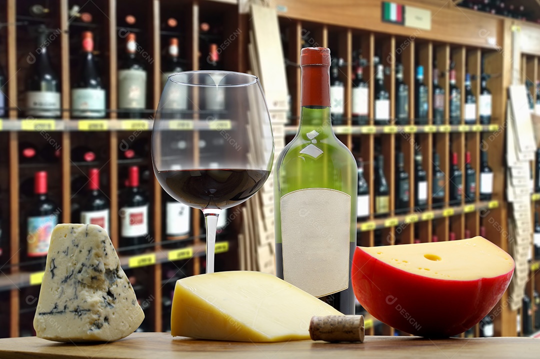Garrafa de vinho tinto e taça com queijo